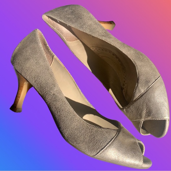 Reaction by Kenneth Cole gold peep toe heels - Picture 9 of 13